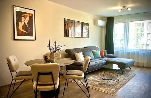 Veliko Tarnovo Apartment | TRINAVIS Boutique Apartments, OWN PRIVATE PARKING, City Center, Entire Apartment