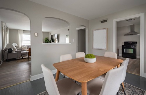 Beechmont House | Triple Crown Suite - Center of Louisville