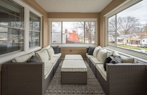 Beechmont House | Triple Crown Suite - Center of Louisville