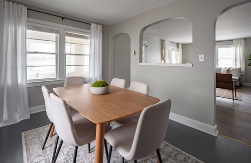 Beechmont House | Triple Crown Suite - Center of Louisville