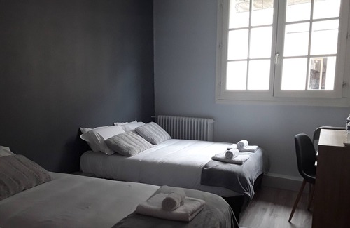 Chinon Bed & Breakfast | Triple room-Classic-Ensuite with Shower-City view-1er étage