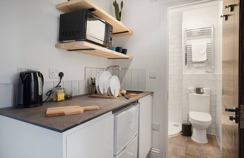 Folkestone Apartment | Triple Room with Private Bathroom