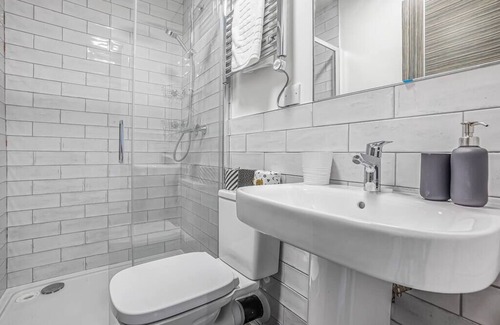 Folkestone Apartment | Triple Room with Private Bathroom