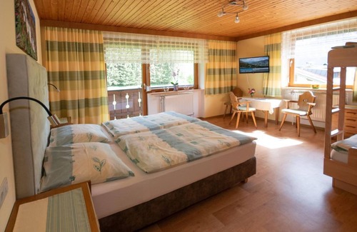 Rauris Bed & Breakfast | Triple room with shower, toilet - Lindenhof *, guesthouse
