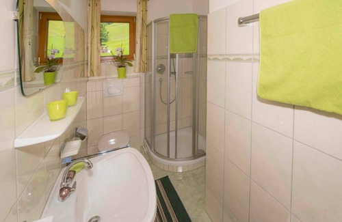 Rauris Bed & Breakfast | Triple room with shower, toilet - Lindenhof *, guesthouse
