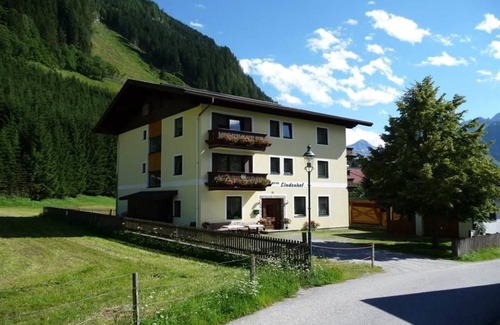 Rauris Bed & Breakfast | Triple room with shower, toilet - Lindenhof *, guesthouse