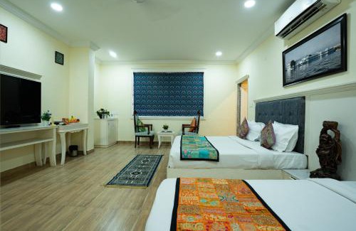 Lake Pichola Hotel | Tripli Hotels White Manor