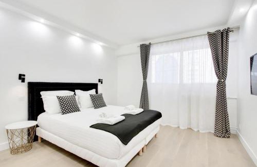 16th Arrondissement Apartment | TROCADERO/EIFFEL TOWER - 3 Bedrooms- All New!