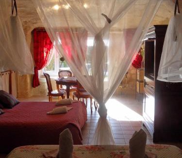 Azay-le-Rideau Bed & Breakfast | Troglodelice
