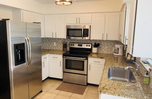 Hyde Park Condo | ★TROPIC VIBE★ Walk to Hyde Park, SOHO, Bayshore