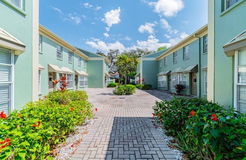 Hyde Park Condo | ★TROPIC VIBE★ Walk to Hyde Park, SOHO, Bayshore