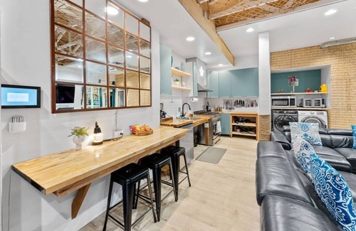 Stockton Hotel | Tropical 11BR Getaway + Yard for 40 Guests 3-Units