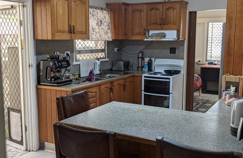 Railway Estate House | Tropical 3bed home with spa & yard