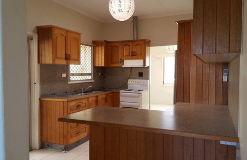 Railway Estate House | Tropical 3bed home with spa & yard