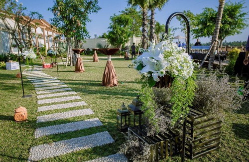 Ho Chi Minh City Villa | Tropical backyard & Luxury wooden villa, 5 min to local night market, 10 to Mall