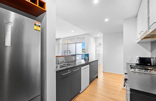 Bulimba Apartment | Tropical Bulimba Getaway 2BR | *2 x Parking/Pool*