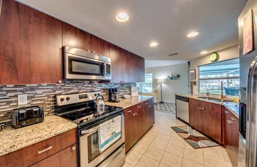 Caloosahatchee House | Tropical charm, swim up table, southern exposure