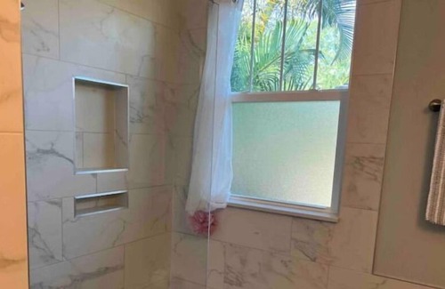 Crescent Lake House | Tropical Crescent Lake Bungalow et1925