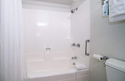 Kahului Hotel | Tropical Dream! 2 Great Accommodations, Pool, Walk to Ho’aloha Park Beach!