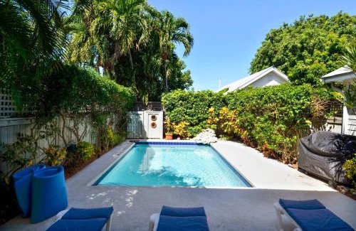 Old Town House | Tropical Dreaming by AvantStay 4 BLKS to Beach Private Pool