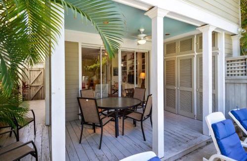 Old Town House | Tropical Dreaming by AvantStay 4 BLKS to Beach Private Pool