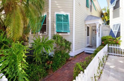 Old Town House | Tropical Dreaming by AvantStay 4 BLKS to Beach Private Pool