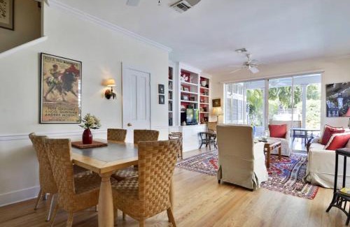 Old Town House | Tropical Dreaming by AvantStay 4 BLKS to Beach Private Pool