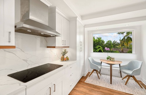 Kaiulani House | Tropical Elegance: Tropical Elegance, Acacia Bar, Jetted Tub & Majestic Views