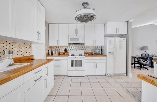 Murdock House | TROPICAL FAMILY OASIS ON CANAL-PET FRIENDLY