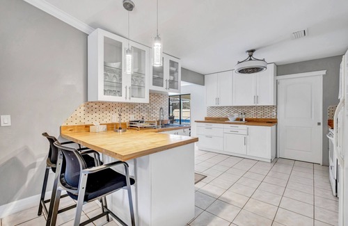 Murdock House | TROPICAL FAMILY OASIS ON CANAL-PET FRIENDLY
