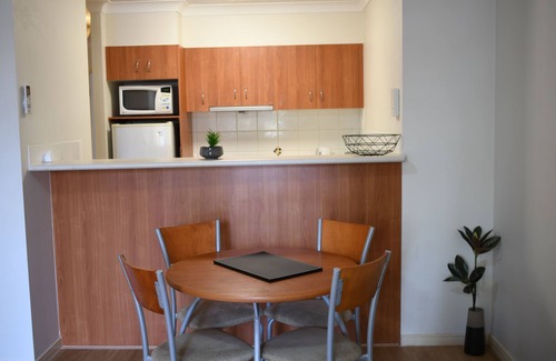Mermaid Beach Apartment | Tropical Feel in Trendy Nobby Beach
