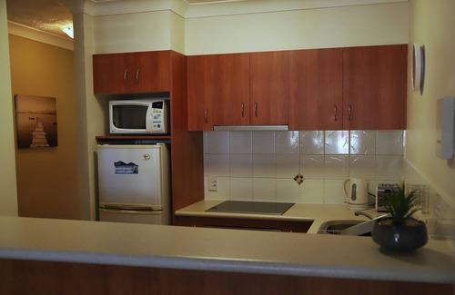 Mermaid Beach Apartment | Tropical Feel in Trendy Nobby Beach