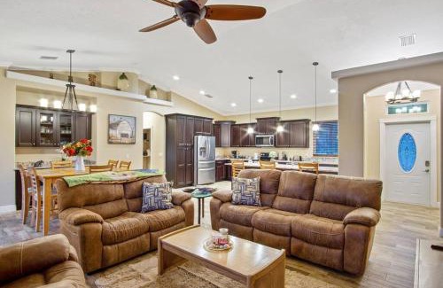 Punta Gorda House | Tropical getaway Pool and tiki bar
