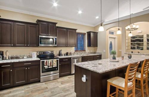 Punta Gorda House | Tropical getaway Pool and tiki bar