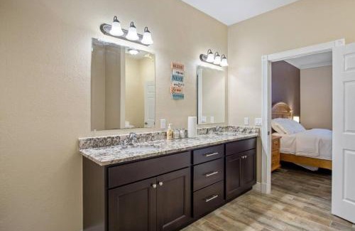 Punta Gorda House | Tropical getaway Pool and tiki bar