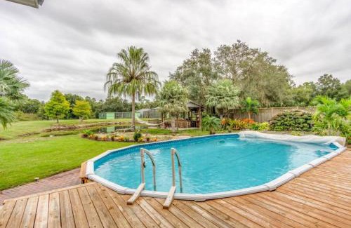 Punta Gorda House | Tropical getaway Pool and tiki bar