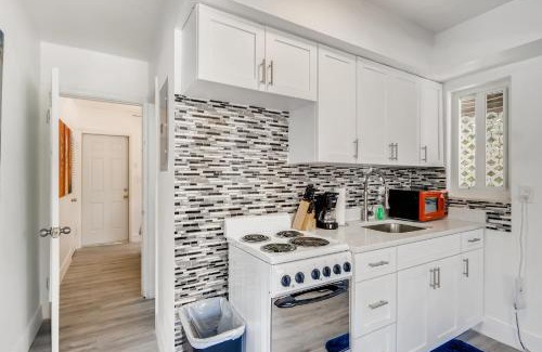 Singer Island Apartment | Tropical Getaway/Stunning 2BR Gem