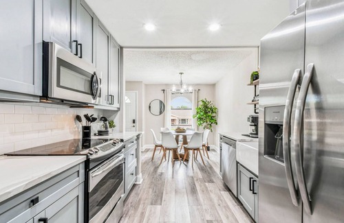 Port Tampa City House | Tropical Haven- New, Central, Hot Tub, Deck, Full Kitchen, 5 min to Beach!