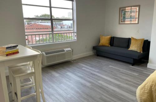 South Beach Apartment | TROPICAL HAVEN POOL & 2BLOCKS TO BEACh