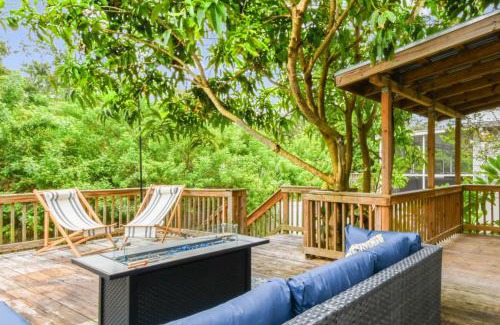 Port Tampa City House | Tropical Haven with Treehouse Deck and Hot Tub- Relax Near Picnic Island Beach