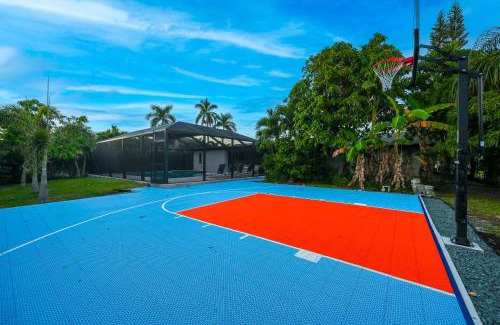 Naples Park House | Tropical Naples Hideaway - 1 Mi to Beaches!