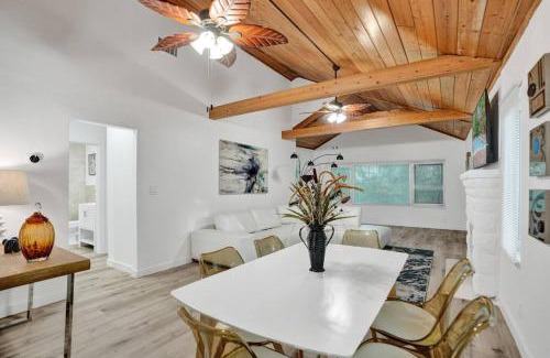 Sailboat Bend House | Tropical Oasis 2BR House w Pool