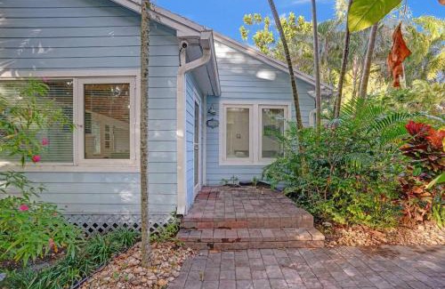 Sailboat Bend House | Tropical Oasis 2BR House w Pool