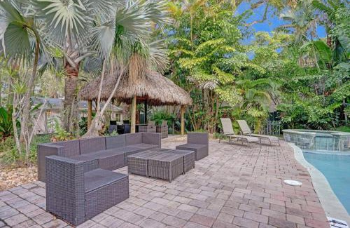 Sailboat Bend House | Tropical Oasis 2BR House w Pool