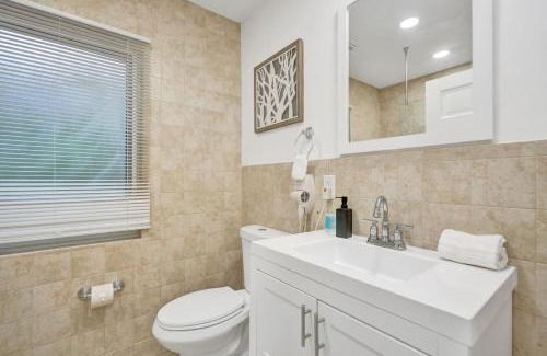 Sailboat Bend House | Tropical Oasis 2BR House w Pool