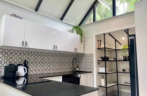 South Townsville House | Tropical Oasis on Perkins Street