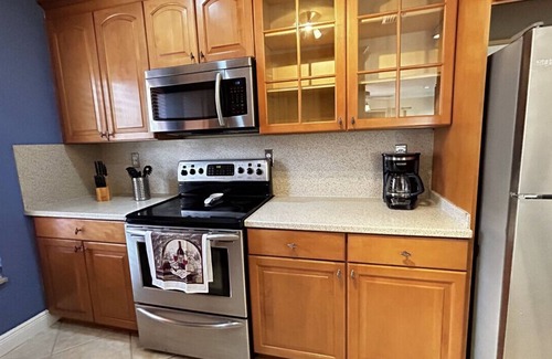 Sunset House | Tropical Oasis home w Community Pool great area