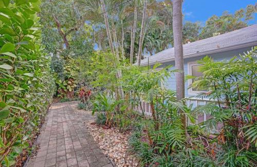 Sailboat Bend Apartment | Tropical Oasis Studio w Pool