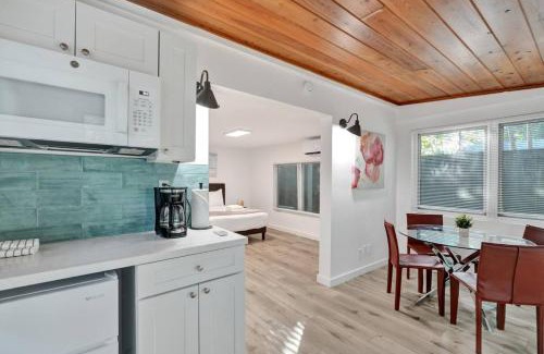 Sailboat Bend Apartment | Tropical Oasis Studio w Pool