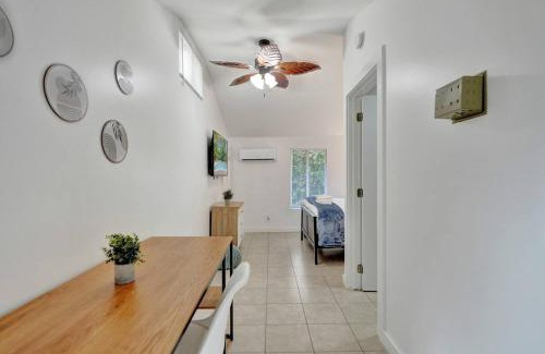 Sailboat Bend Apartment | Tropical Oasis Studio w Pool